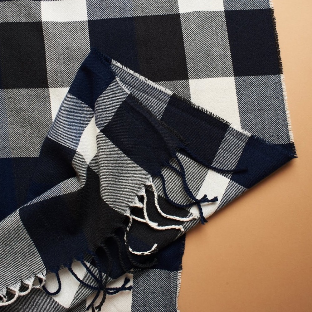 Plush ultra soft plaid scarf - Picture 5 of 7